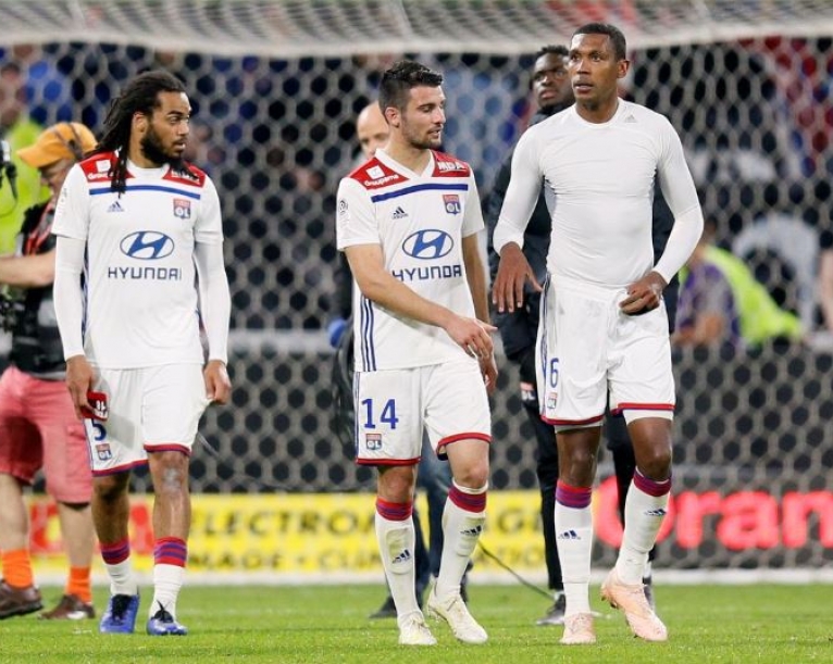 ليون يهزم أنجيه ويعزز مركزه الثالث في فرنسا